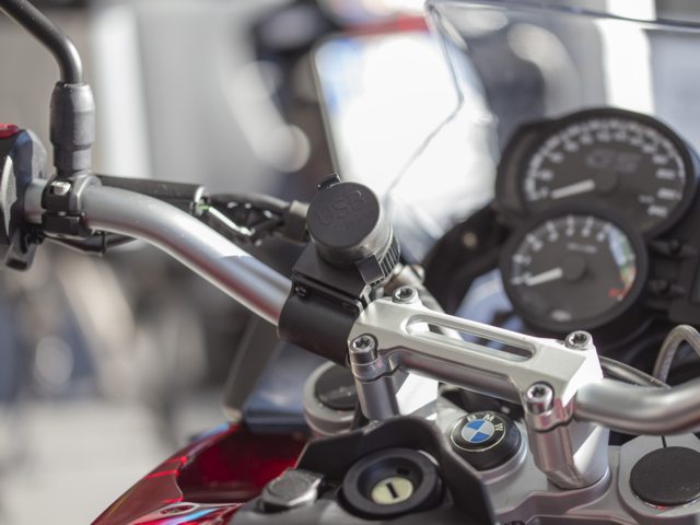 Interphone ACCMOTO2USB kormányra szerelhető 2A-es dupla USB aljzat 6
