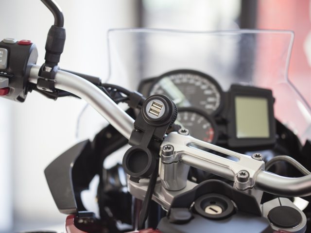 Interphone ACCMOTO2USB kormányra szerelhető 2A-es dupla USB aljzat 7