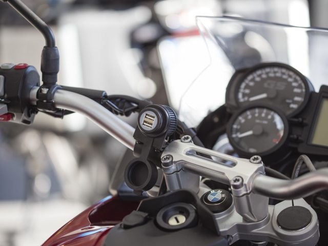 Interphone ACCMOTO2USB kormányra szerelhető 2A-es dupla USB aljzat 8