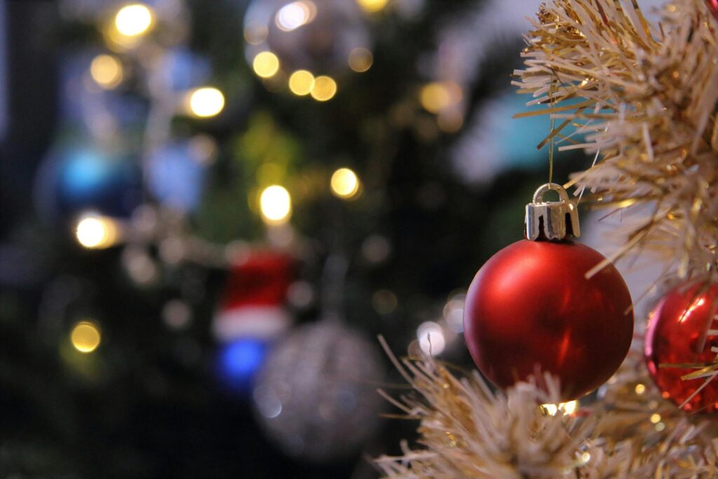 Karácsonyfadísz világítással a háttérben